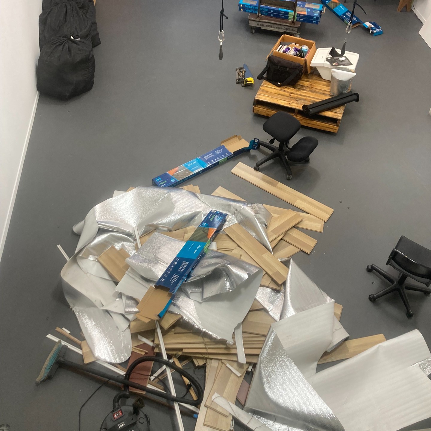Change the floor they said, it would be fun they said...
#flooring #bunnings #diy #oldfloor #outwiththeold #inwiththenew #photopiastudio #office #gladstone #thisiswhathappenswhenyouhaveaminorfire #whoops #itwaskindoffun